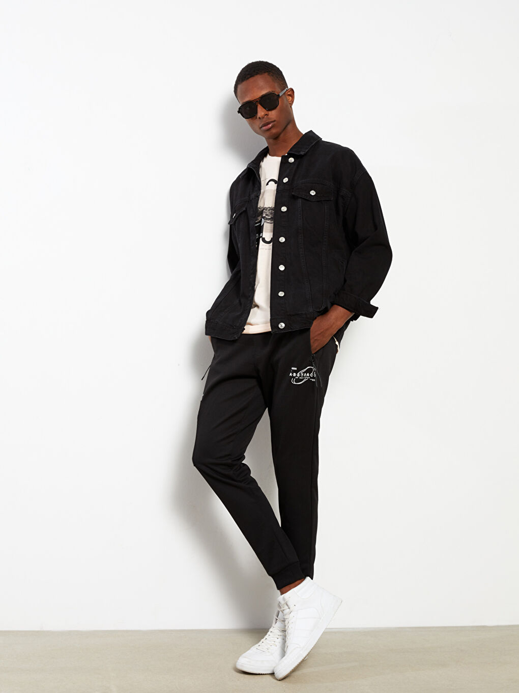 بنطلون رياضي رجالي مطبوع بقصة ضيقة