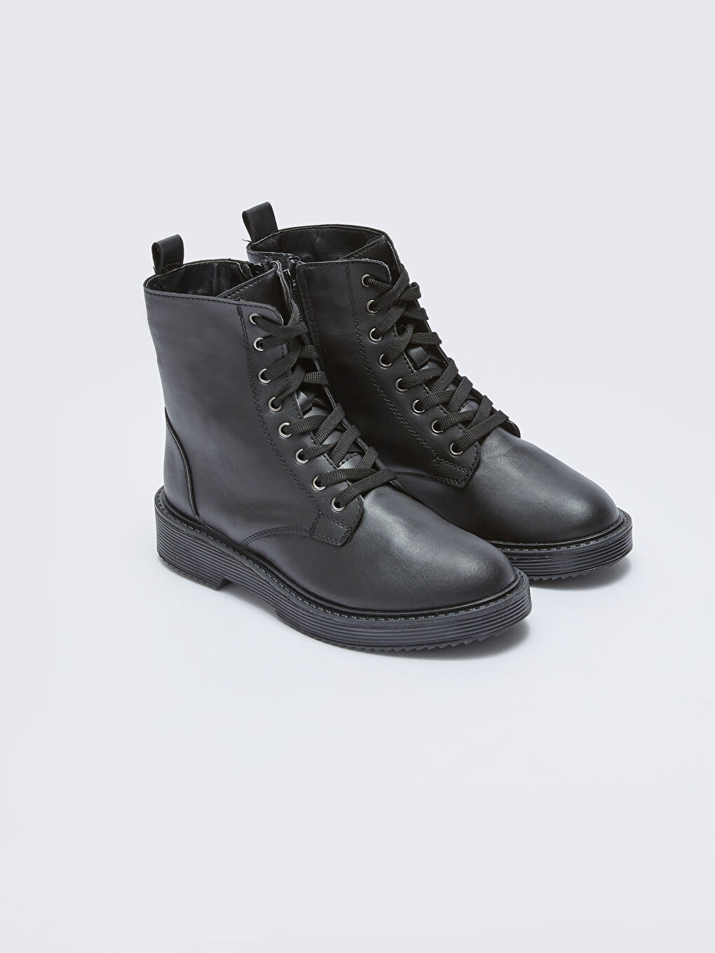 Siyah Deri Görünümlü Bağcıklı Kadın Bot