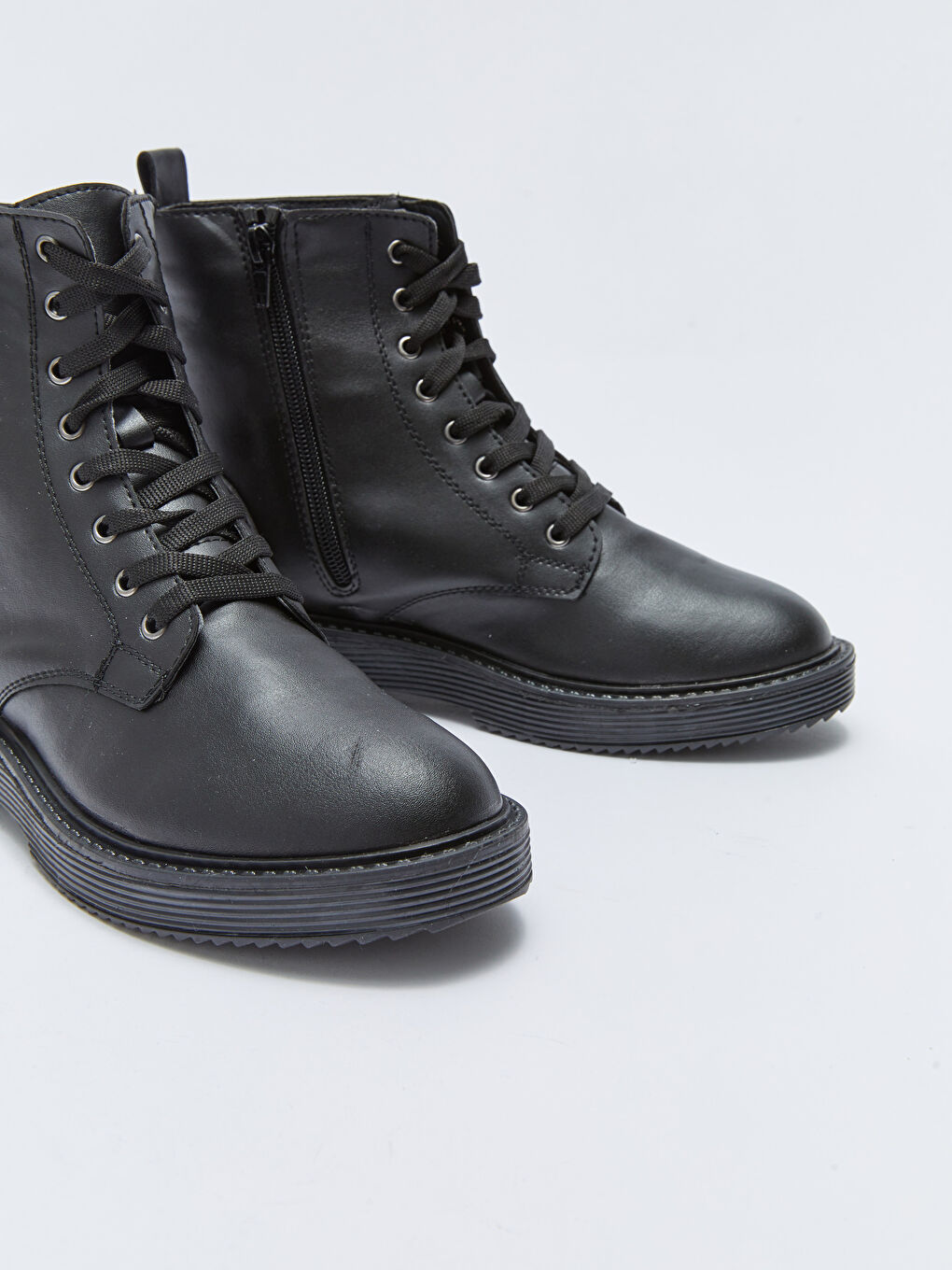 Siyah Deri Görünümlü Bağcıklı Kadın Bot-2