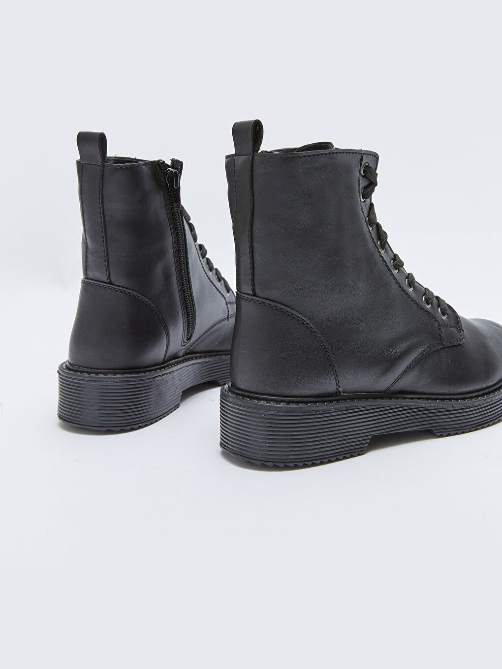 Siyah Deri Görünümlü Bağcıklı Kadın Bot-4