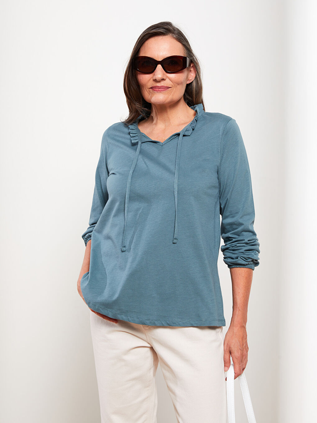 بلوزة نسائية قطنية بأكمام طويلة مستقيمة وياقة مربوطة