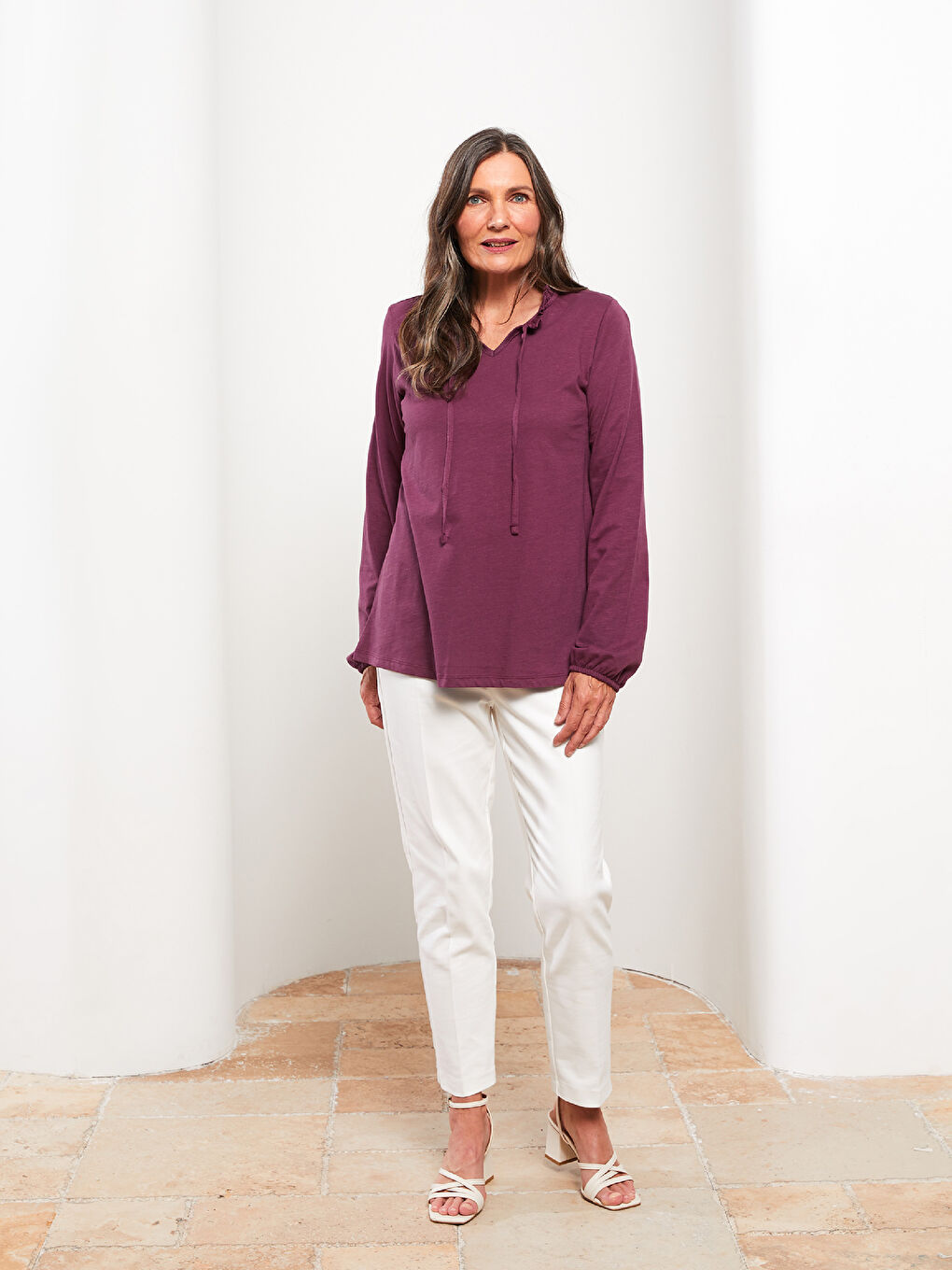 بلوزة نسائية قطنية بأكمام طويلة مستقيمة وياقة مربوطة