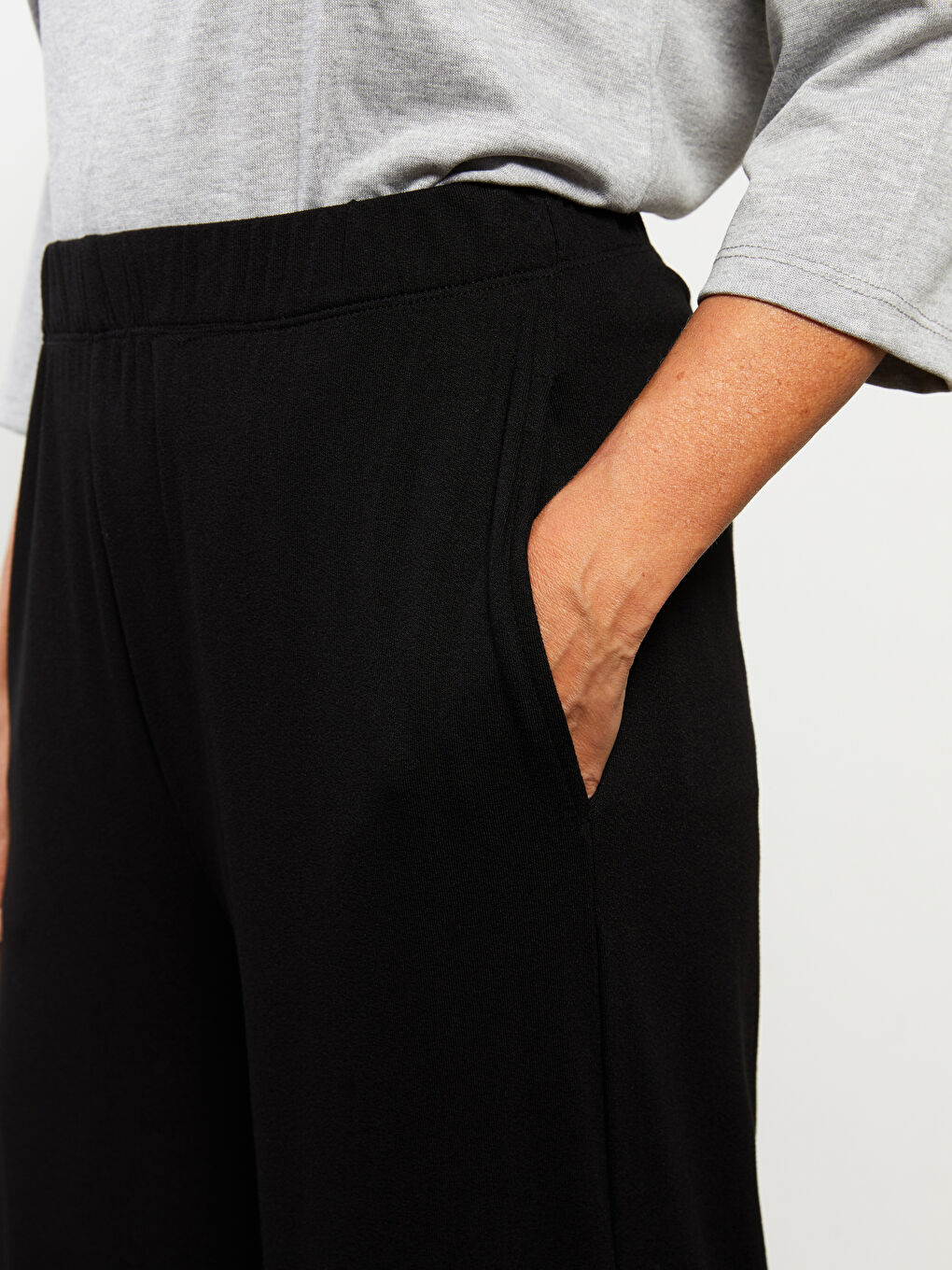 Jednostavne ženske pantalone standardnog kroja sa gumom na pojasu-2