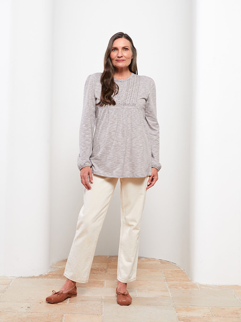 Bej Bisiklet Yaka Nakışlı Uzun Kollu Kadın Tişört