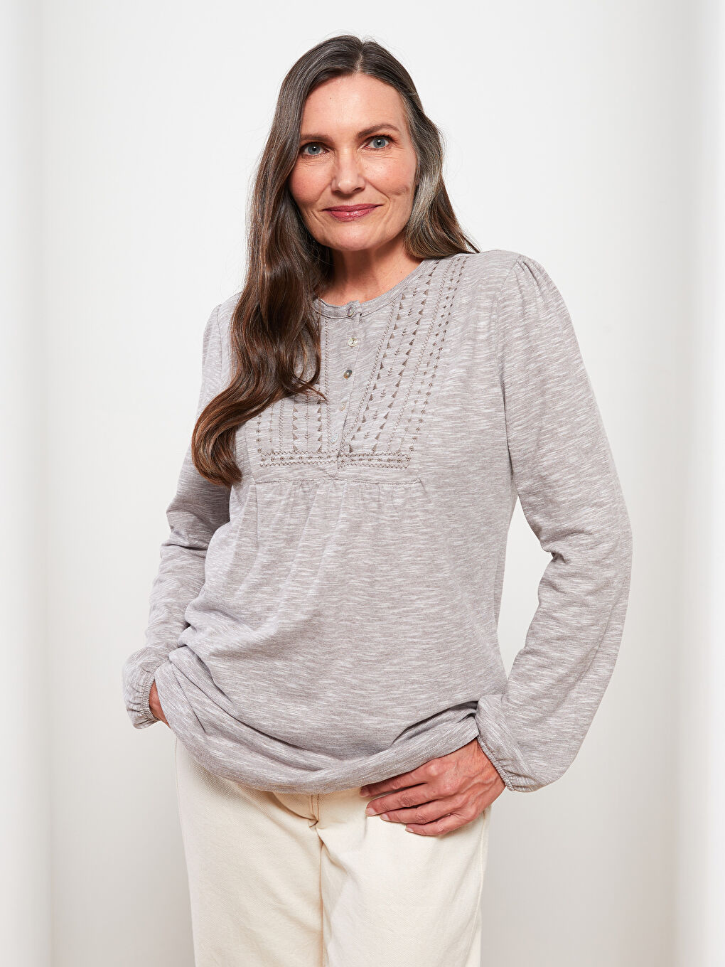 Bej Bisiklet Yaka Nakışlı Uzun Kollu Kadın Tişört-2