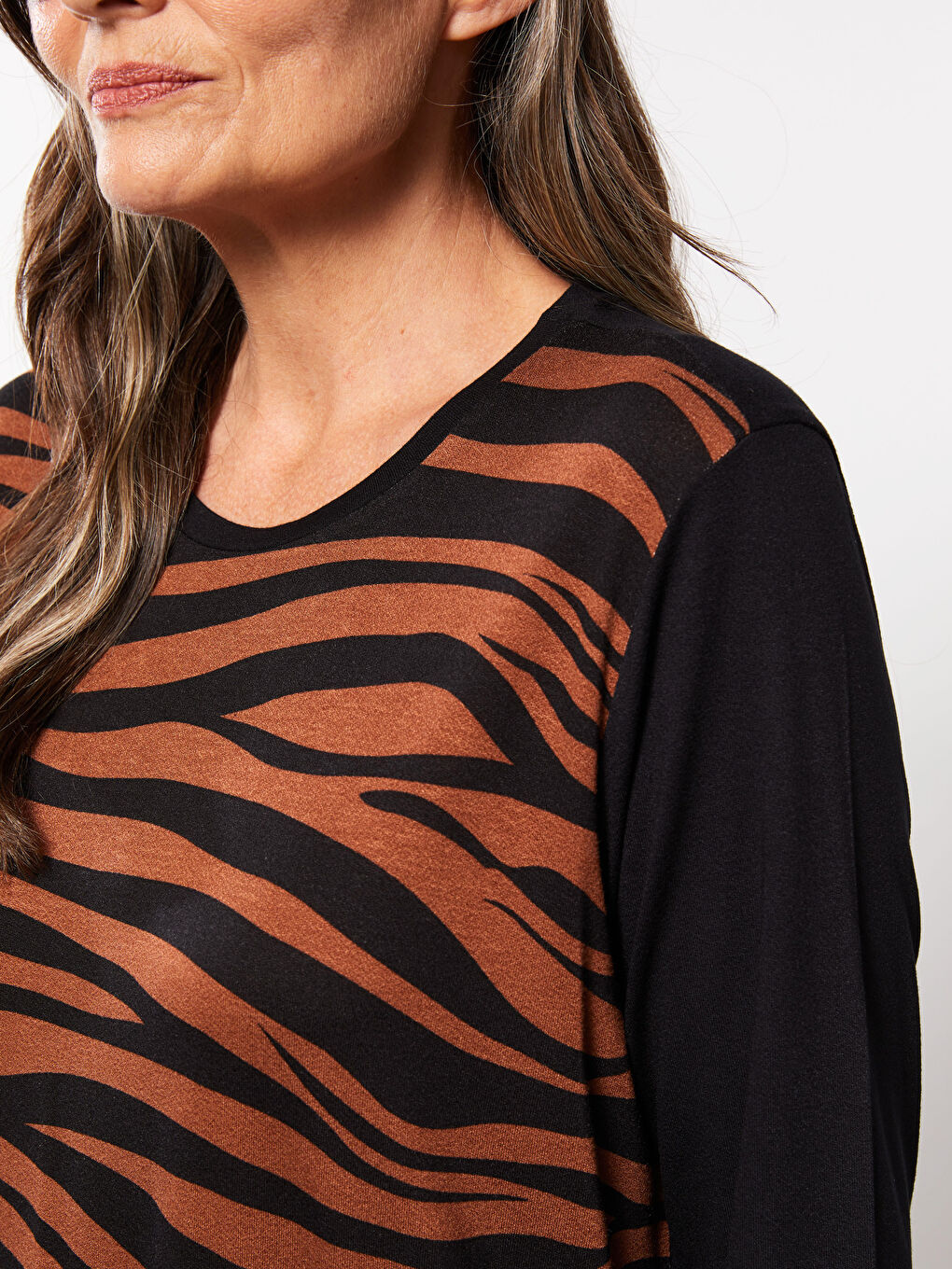 Siyah Bisiklet Yaka Desenli Uzun Kollu Krep Kadın Tişört-3