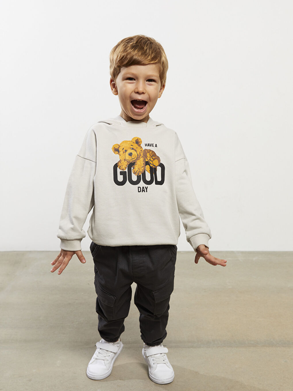 Gri Kapüşonlu Uzun Kollu Baskılı Erkek Bebek Sweatshirt ve Pantolon 2'li Takım-1