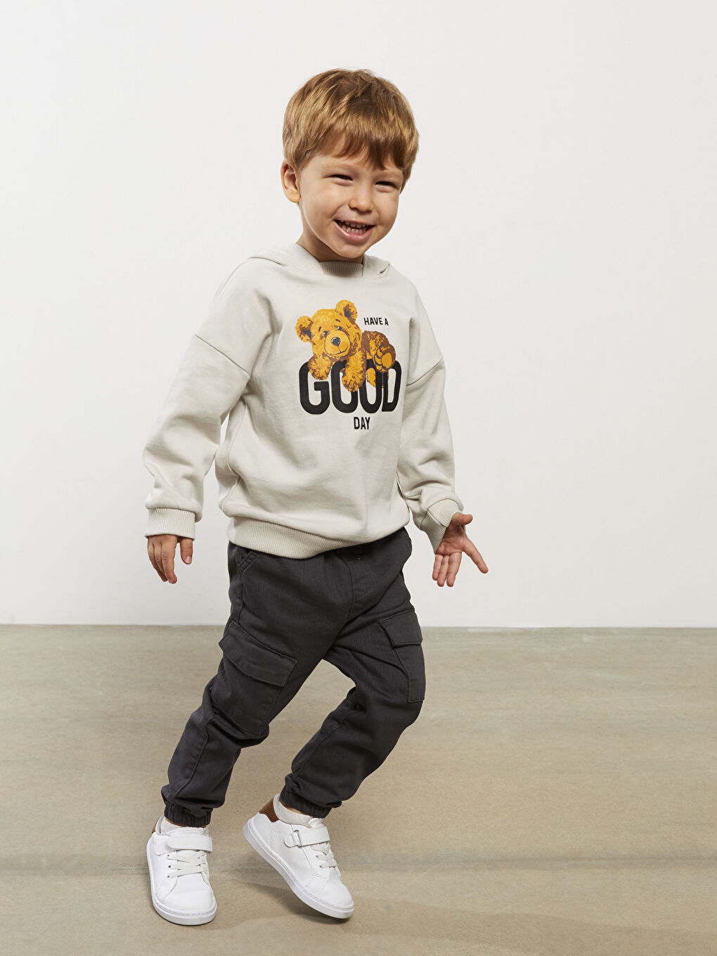 Gri Kapüşonlu Uzun Kollu Baskılı Erkek Bebek Sweatshirt ve Pantolon 2'li Takım-2