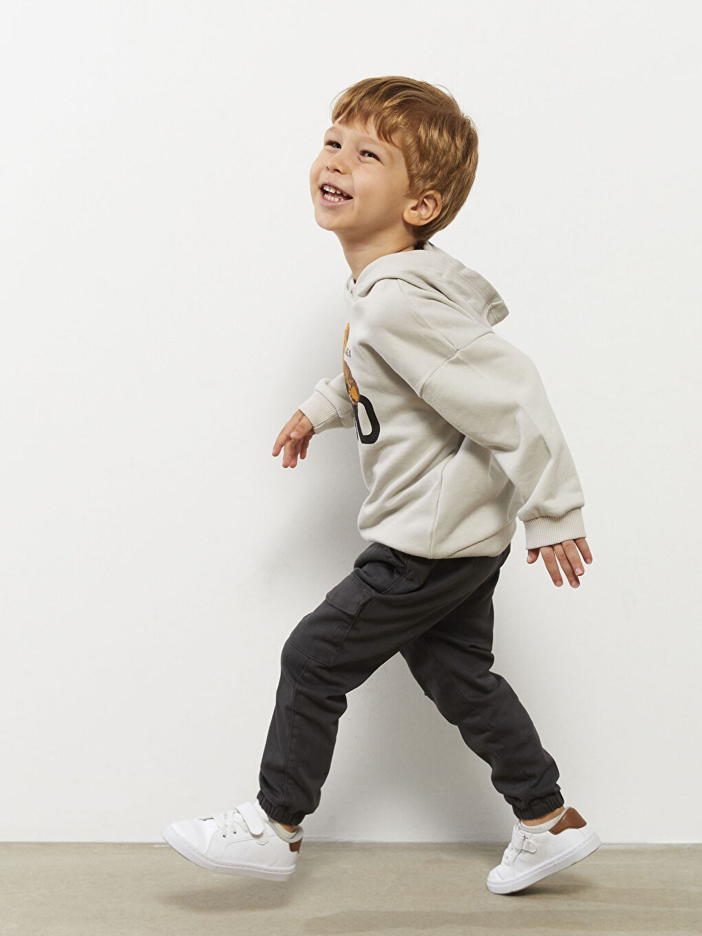 Gri Kapüşonlu Uzun Kollu Baskılı Erkek Bebek Sweatshirt ve Pantolon 2'li Takım-4