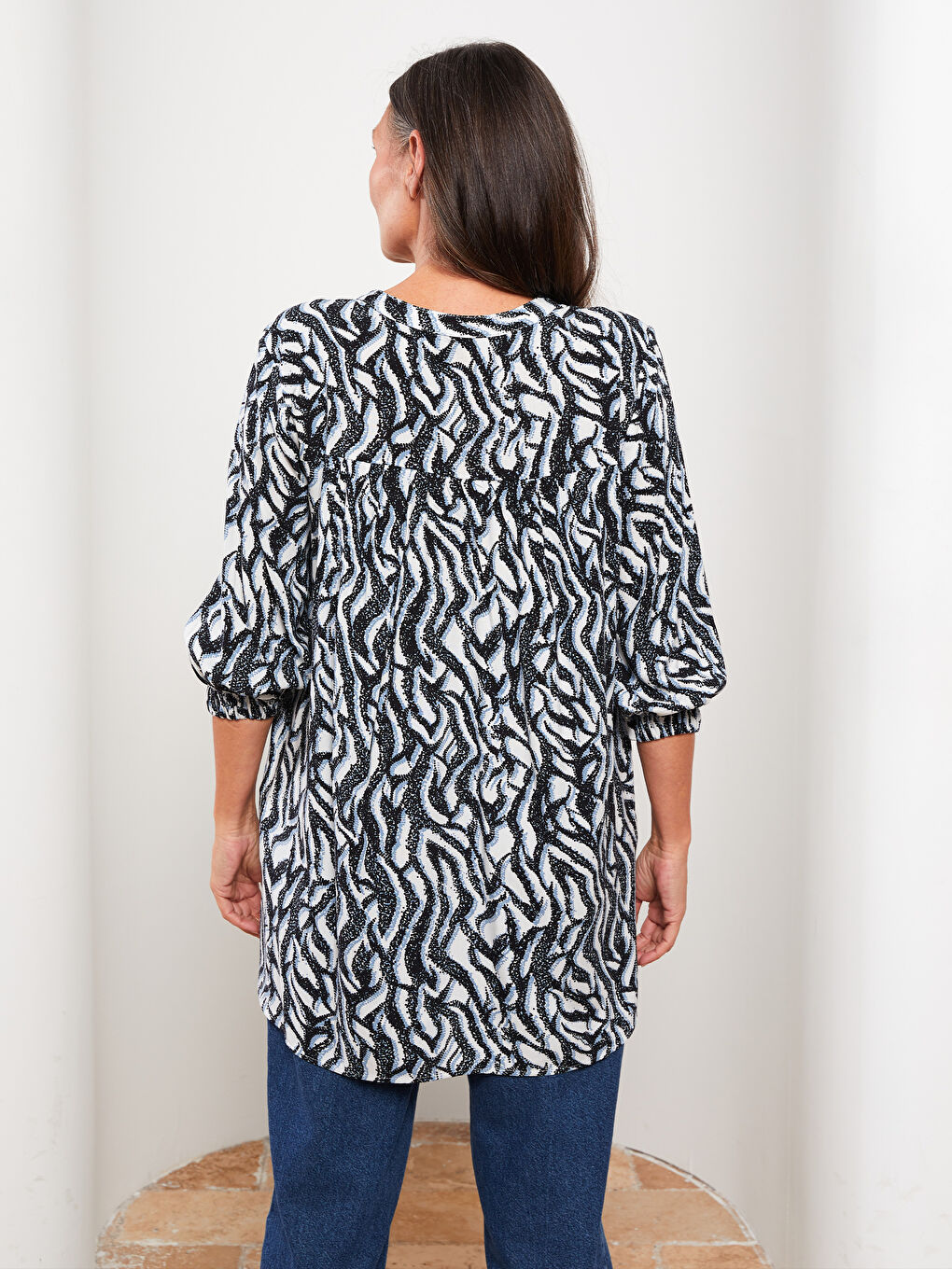 Әйелдерге арналған ойық жағалы принтті вискоза блузка-4