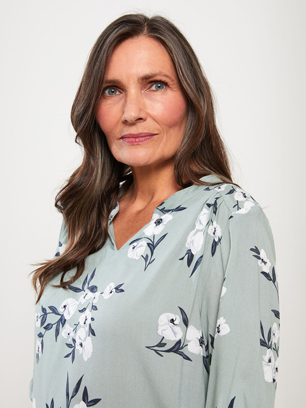 Yeşil Kaçık Yaka Desenli Viskon Kadın Bluz-2