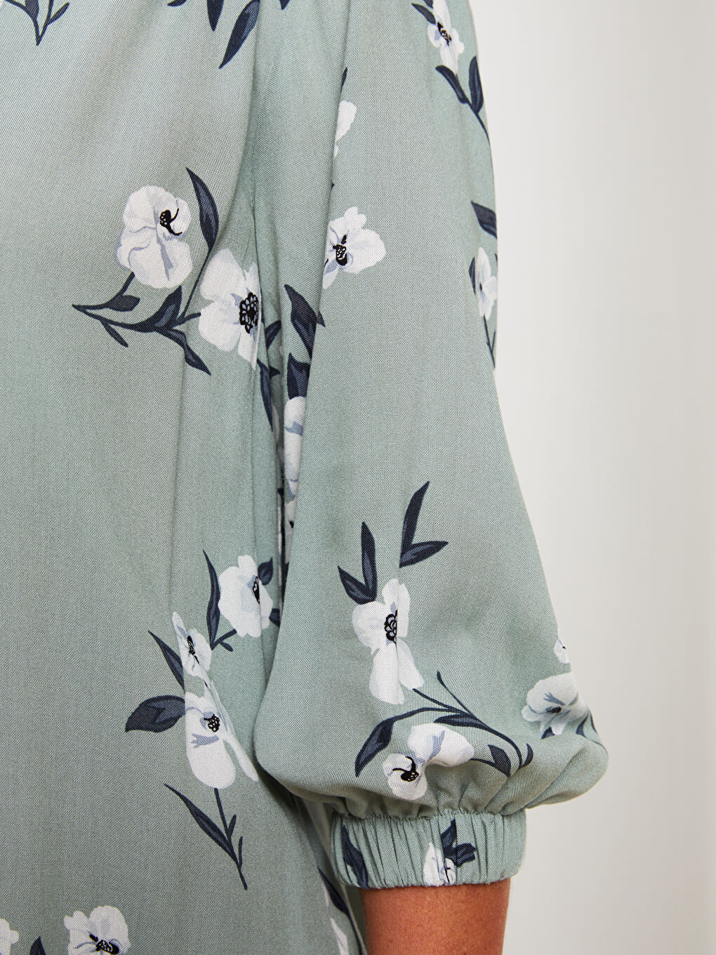 Yeşil Kaçık Yaka Desenli Viskon Kadın Bluz-3