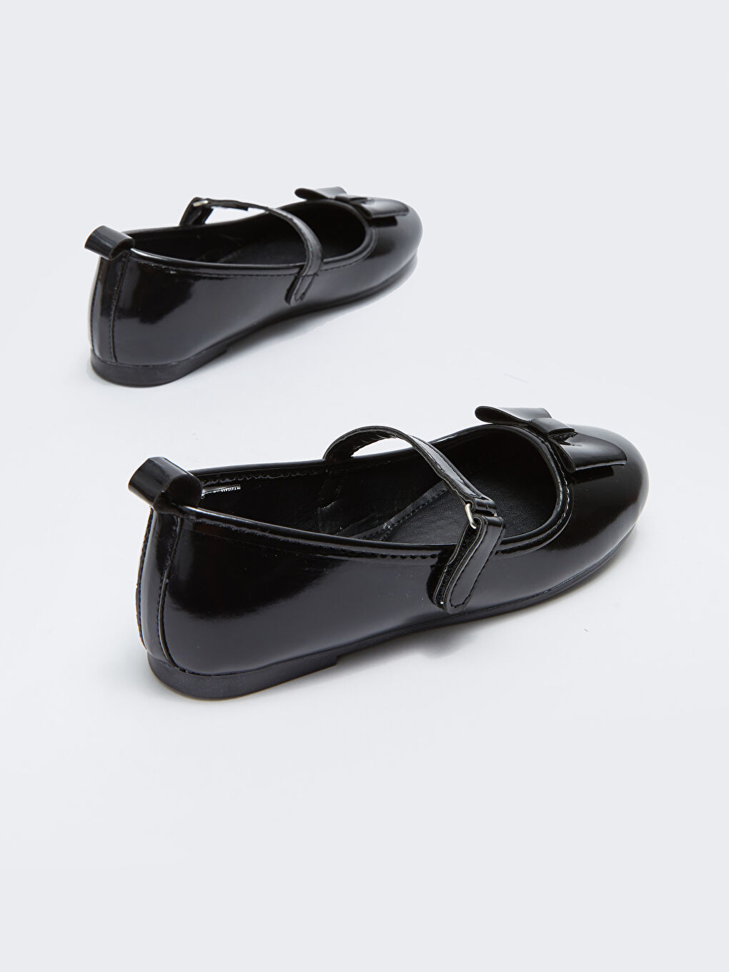 Siyah Deri Görünümlü Cırt Cırtlı Kız Çocuk Babet-4