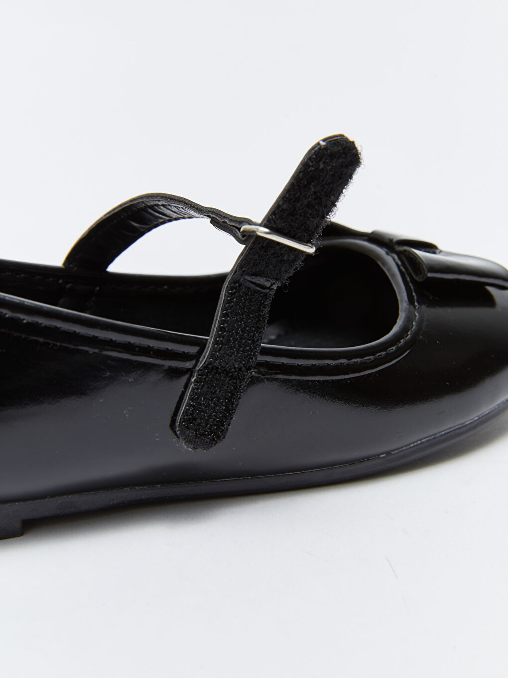 Siyah Deri Görünümlü Cırt Cırtlı Kız Çocuk Babet-5