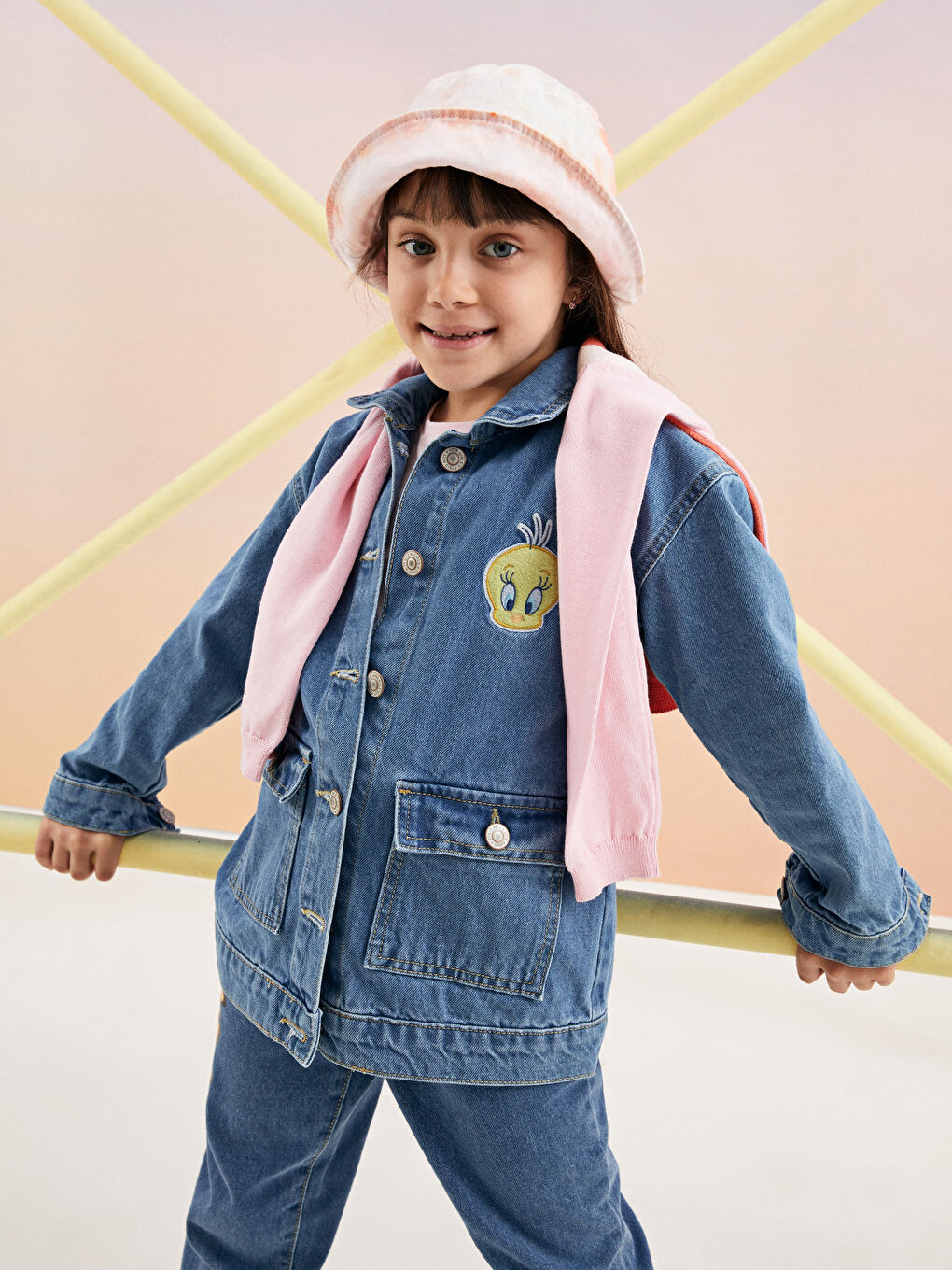 LCW Kids Orta İndigo Rodeo Okulun Favorisi Tweety Lisanslı Jean Ceket