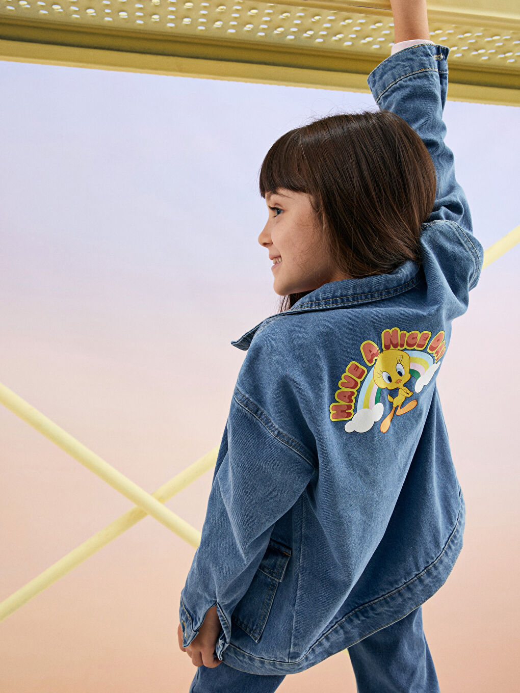 LCW Kids Orta İndigo Rodeo Okulun Favorisi Tweety Lisanslı Jean Ceket - 1