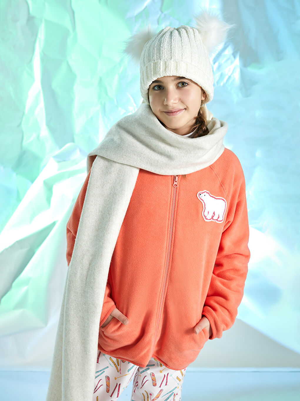 LCW Kids Суитшърт с цип с висока яка, бродиран, с дълъг ръкав за момиче -W2AE38Z4-GKN