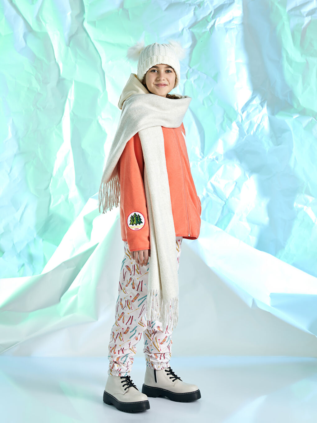 LCW Kids Суитшърт с цип с висока яка, бродиран, с дълъг ръкав за момиче -W2AE38Z4-GKN