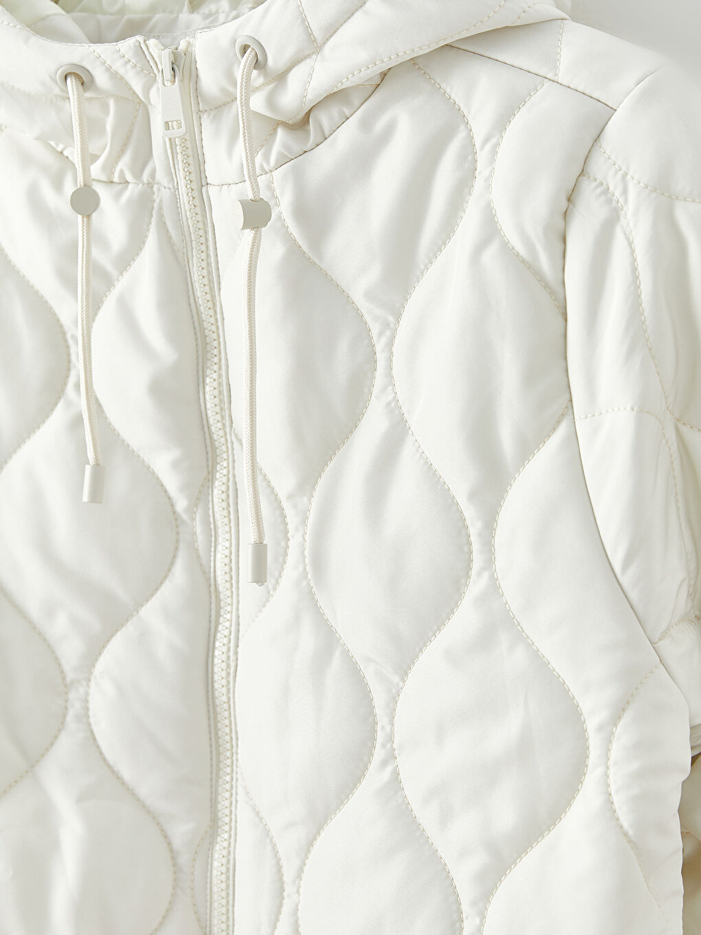 Bej Kapüşonlu Kapitone Kadın Şişme Mont-7