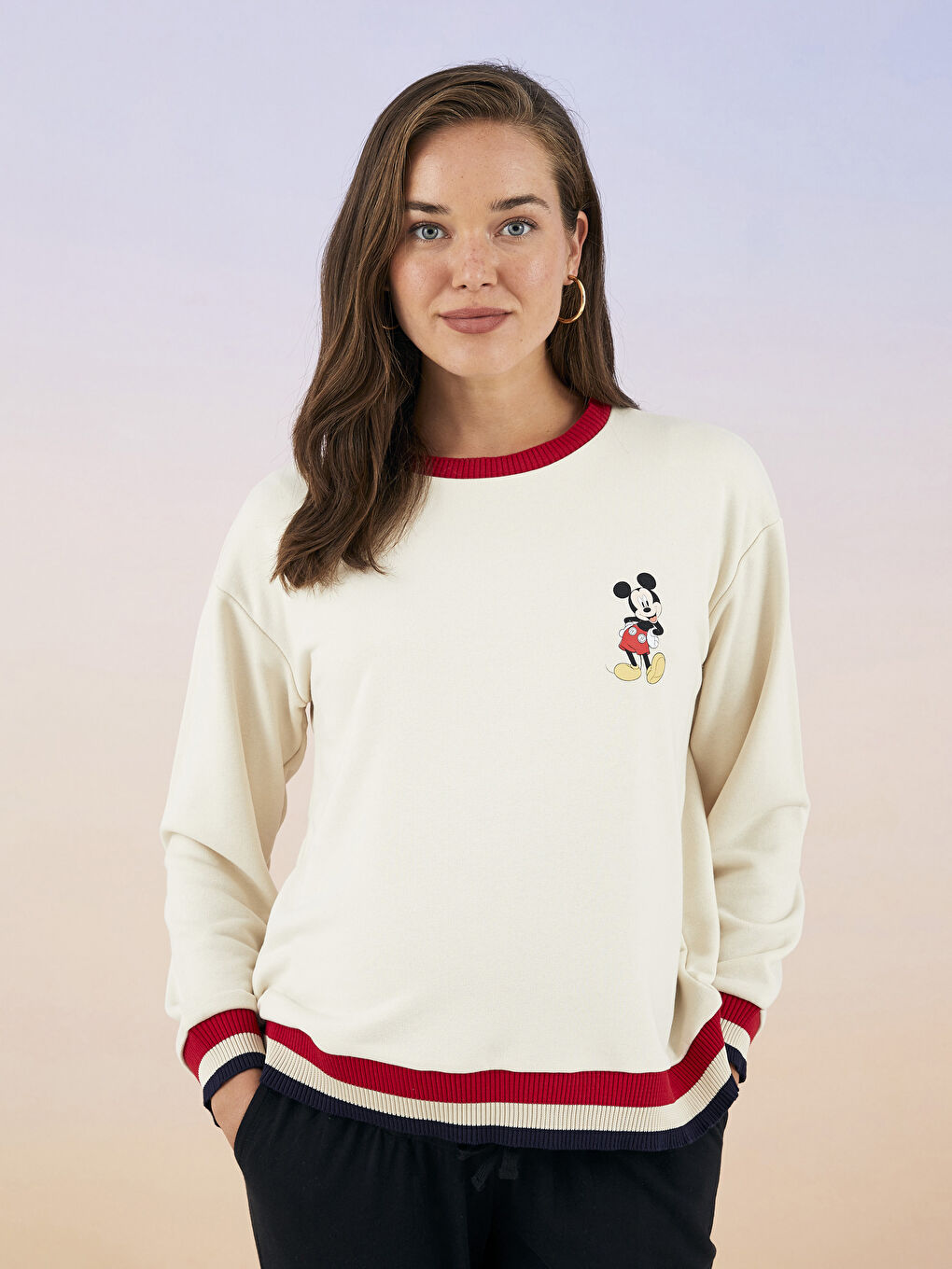 LCWAIKIKI Maternity Açık Bej Bisiklet Yaka Mickey Mouse Baskılı Uzun Kollu Hamile Sweatshirt