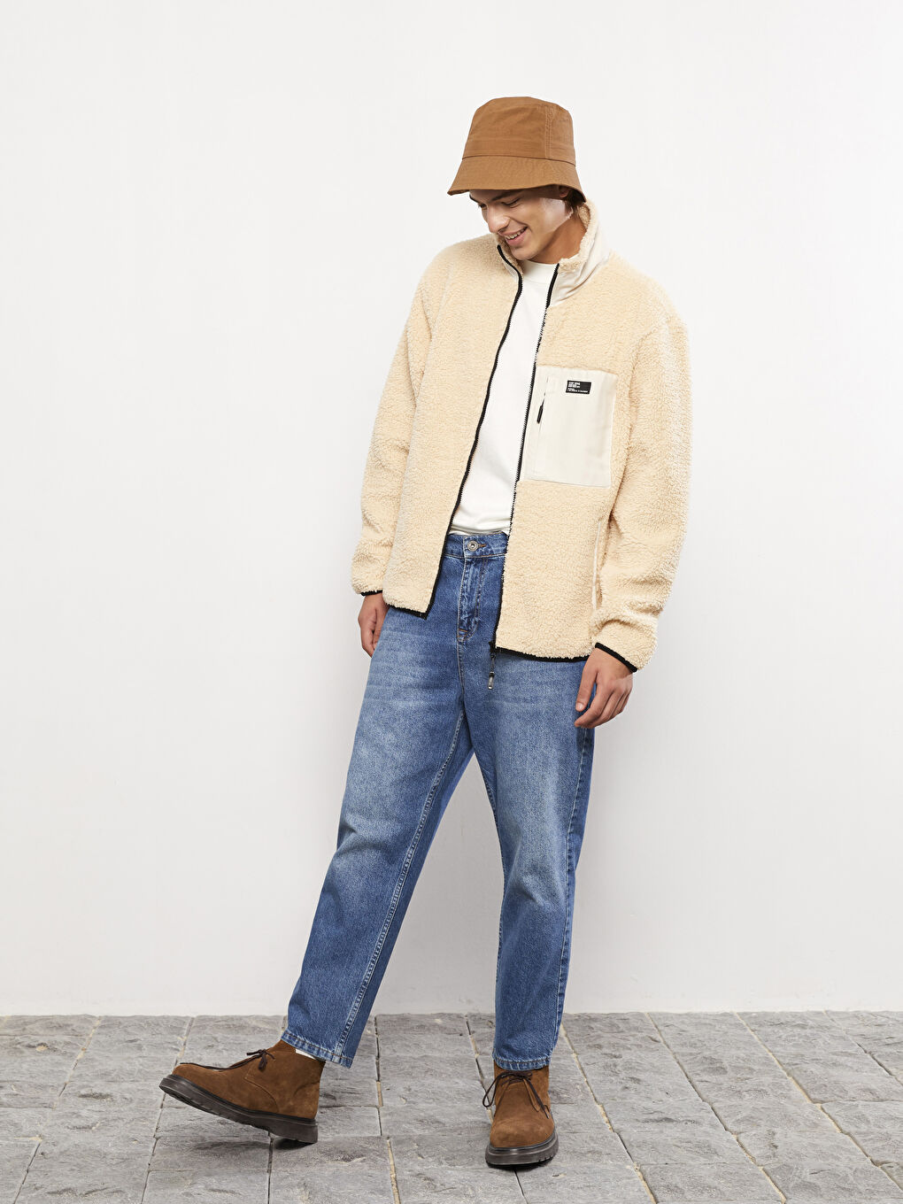 Bej Standart Kalıp Dik Yaka Pelüş Erkek Mont