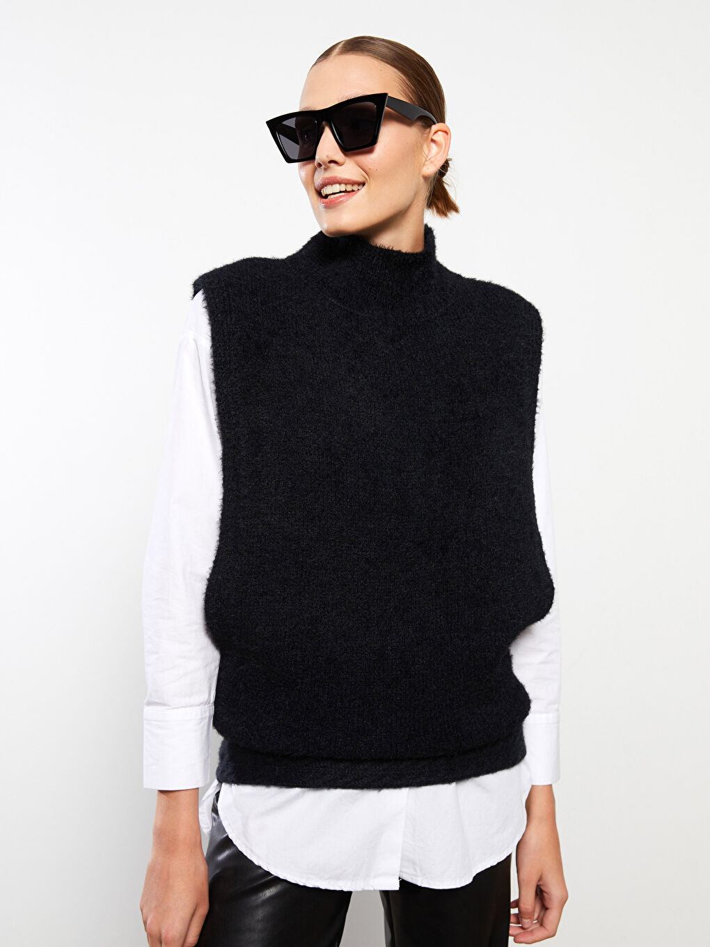 Siyah Kadın Yarım Balıkçı Yaka Düz Triko Süveter-1