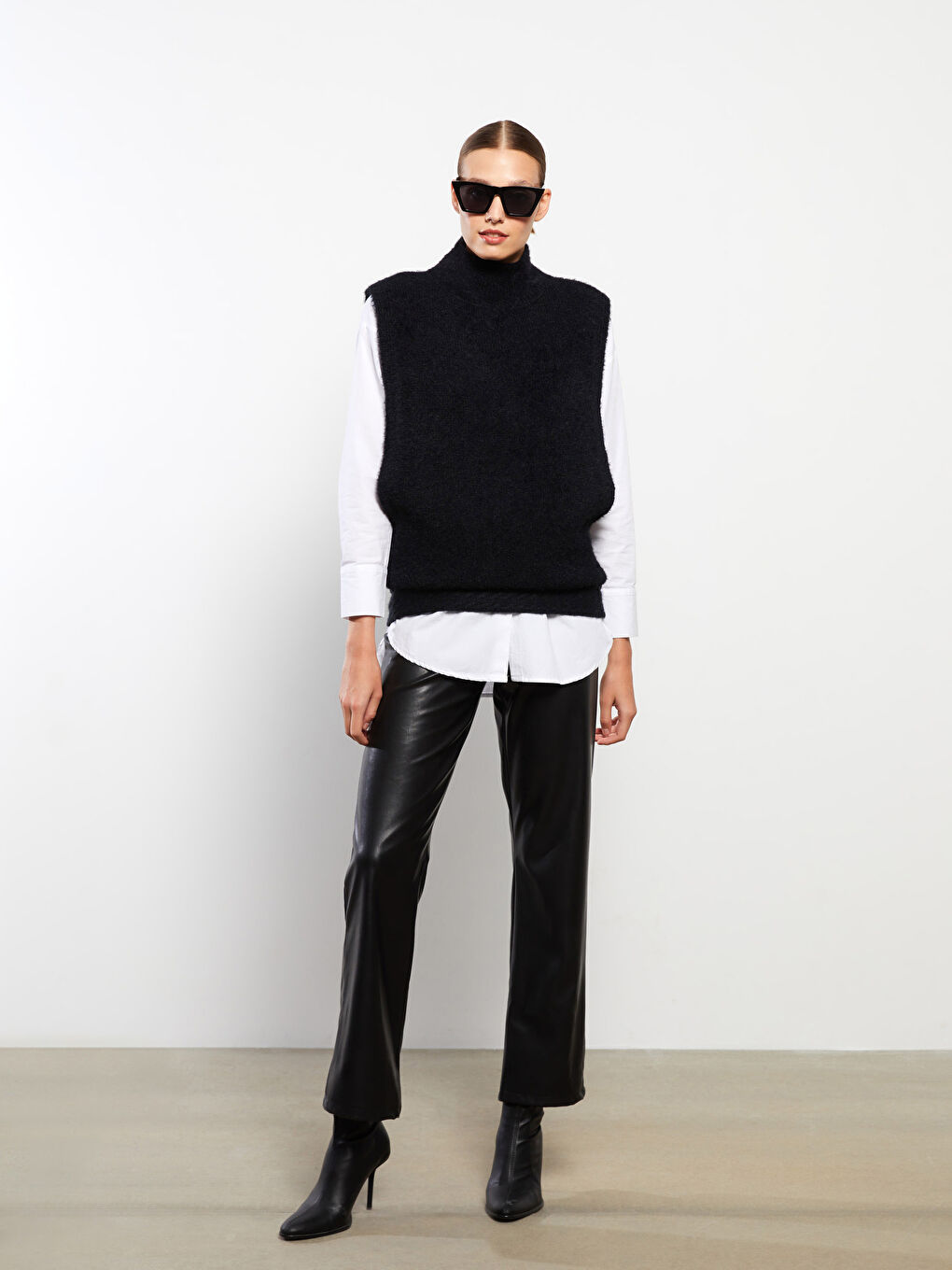 Siyah Kadın Yarım Balıkçı Yaka Düz Triko Süveter-2