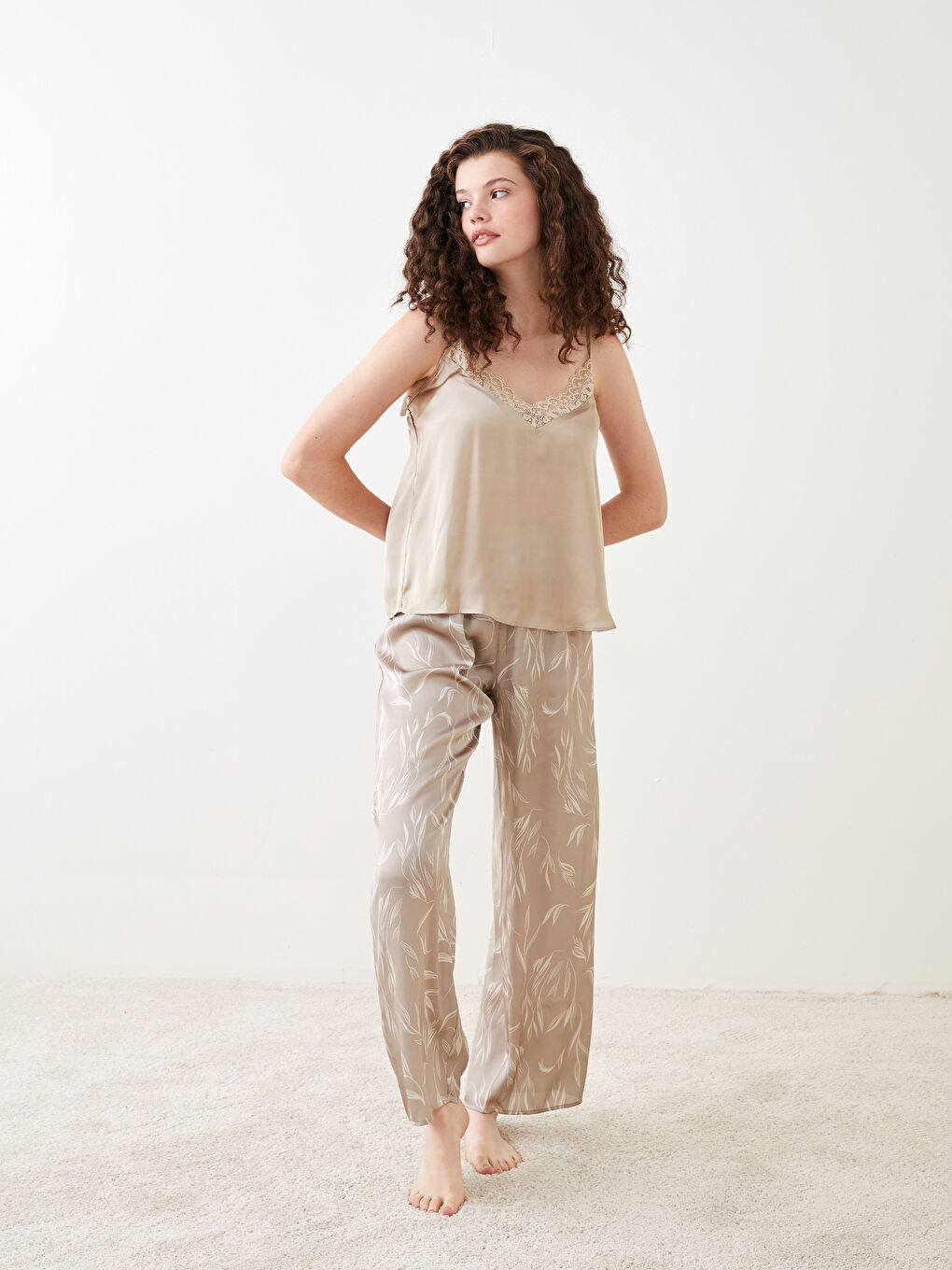 Bej V Yaka Nakışlı Askılı Saten Kadın Pijama Takımı-1