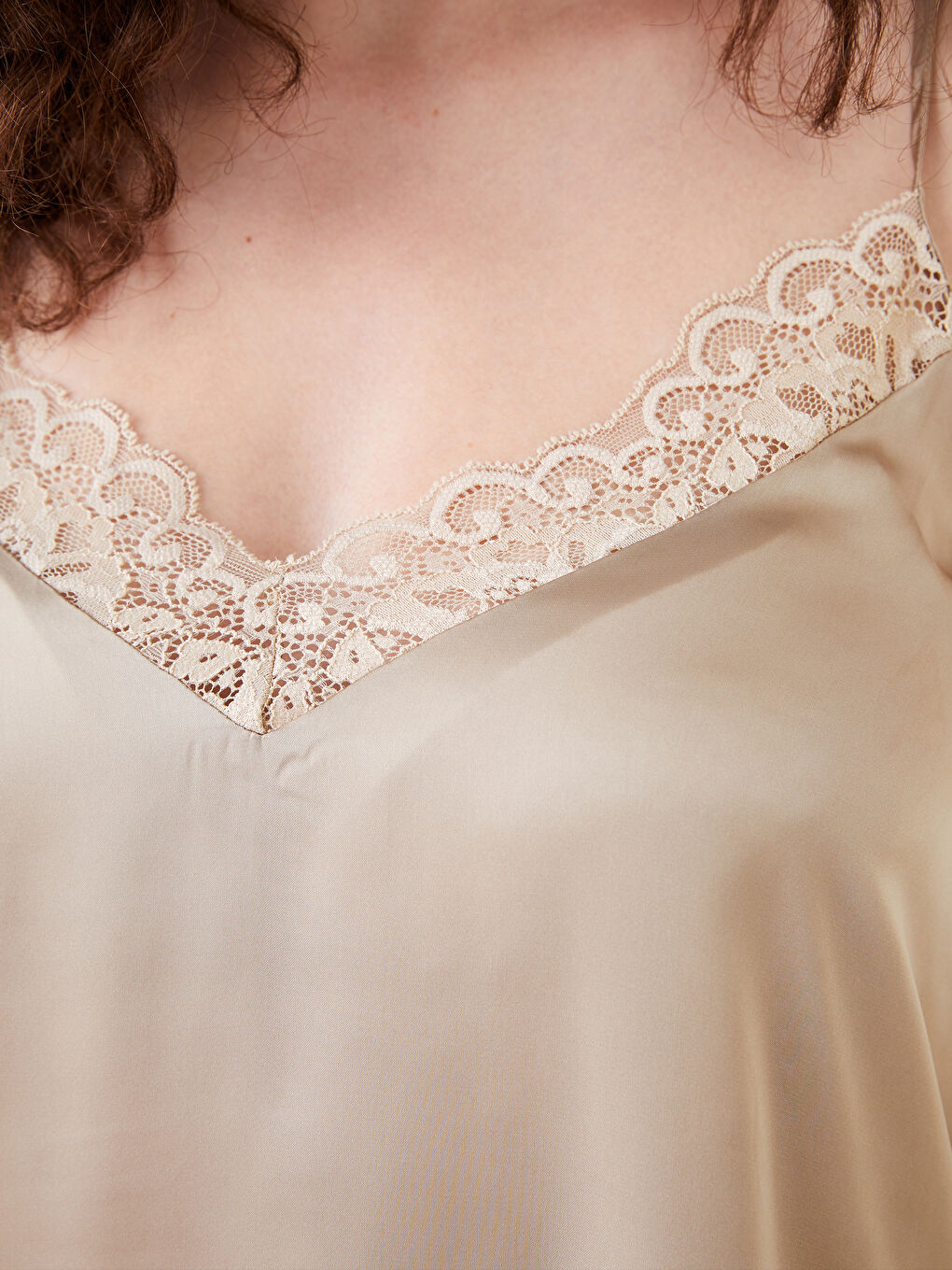 Bej V Yaka Nakışlı Askılı Saten Kadın Pijama Takımı-2