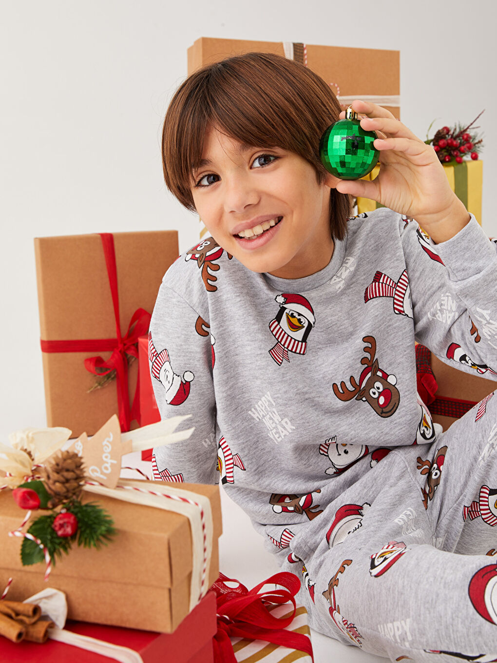 LCW Kids Bisiklet Yaka Yılbaşı Temalı Uzun Kollu Erkek Çocuk Sweatshirt -W2AJ97Z4-998