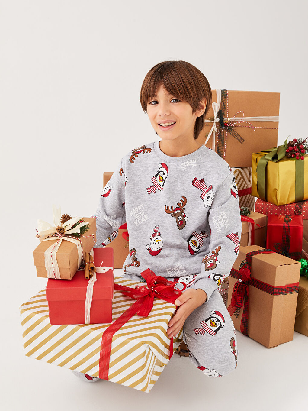 LCW Kids Bisiklet Yaka Yılbaşı Temalı Uzun Kollu Erkek Çocuk Sweatshirt -W2AJ97Z4-998