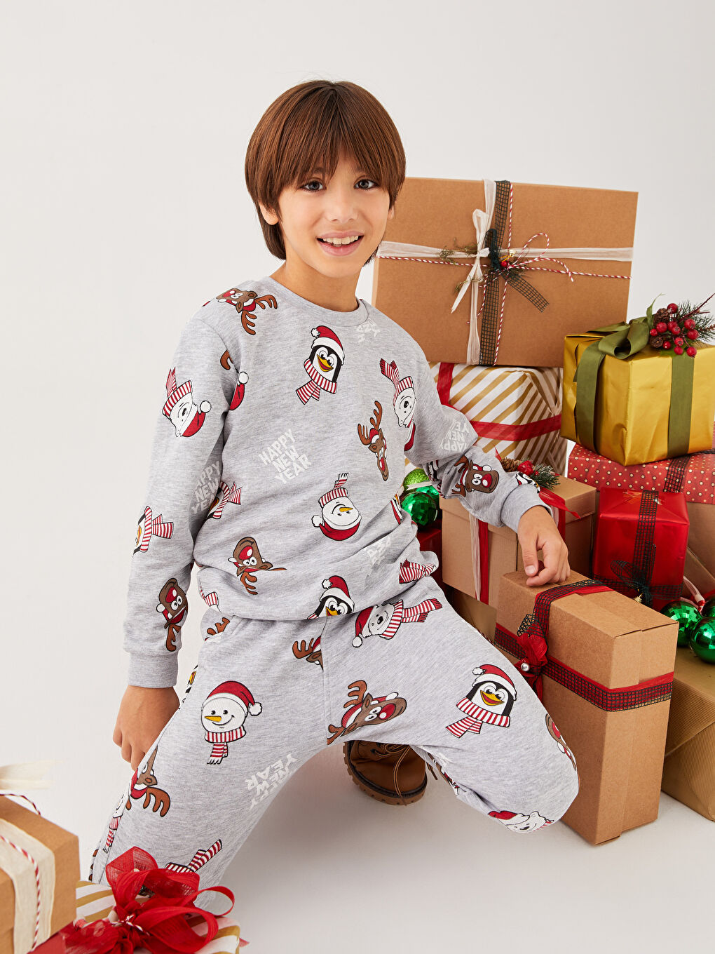 LCW Kids Bisiklet Yaka Yılbaşı Temalı Uzun Kollu Erkek Çocuk Sweatshirt -W2AJ97Z4-998