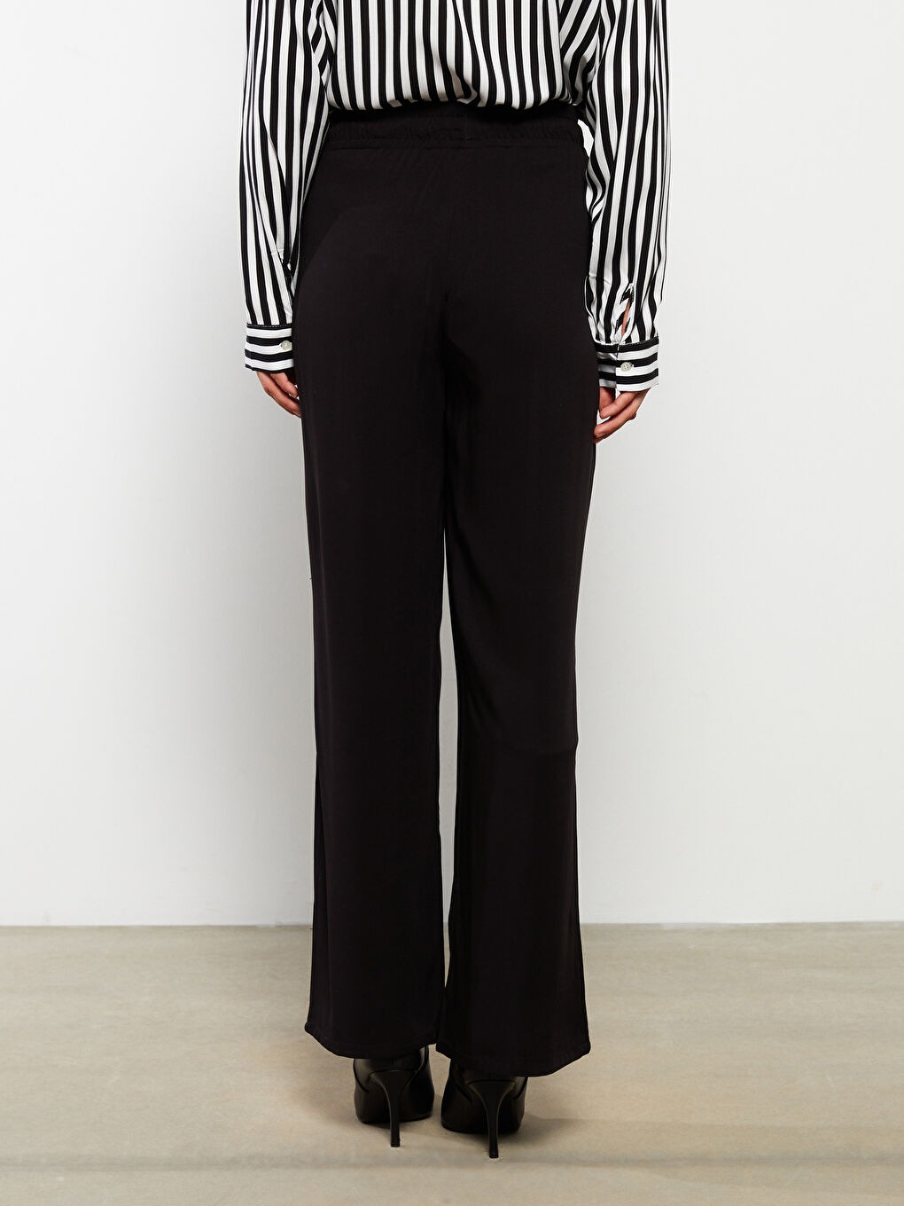 Siyah Beli Lastikli Düz Viskon Kadın Pantolon-4