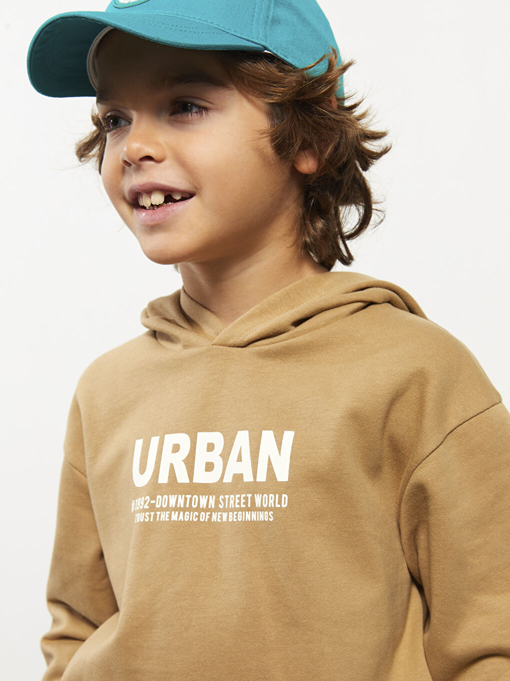 LCW Kids Bedrucktes Sweatshirt mit Kapuze und langen Ärmeln für Jungen -W2AK53Z4-GPW