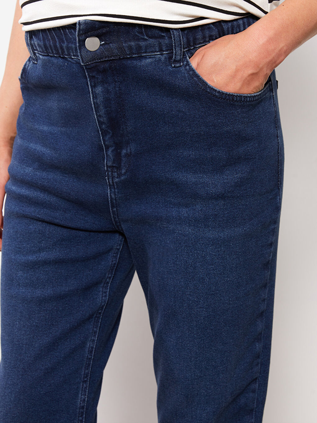 LCWAIKIKI Maternity Orta İndigo Rodeo Beli Lastikli Standart Fit Düz Cep Detaylı Hamile Jean Pantolon - 5