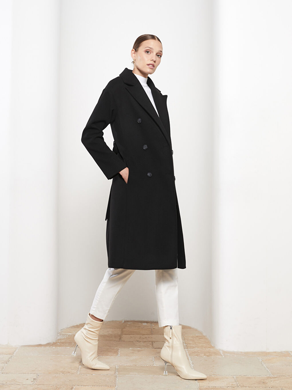 Siyah Ceket Yaka Düz Uzun Kollu Kadın Kaban