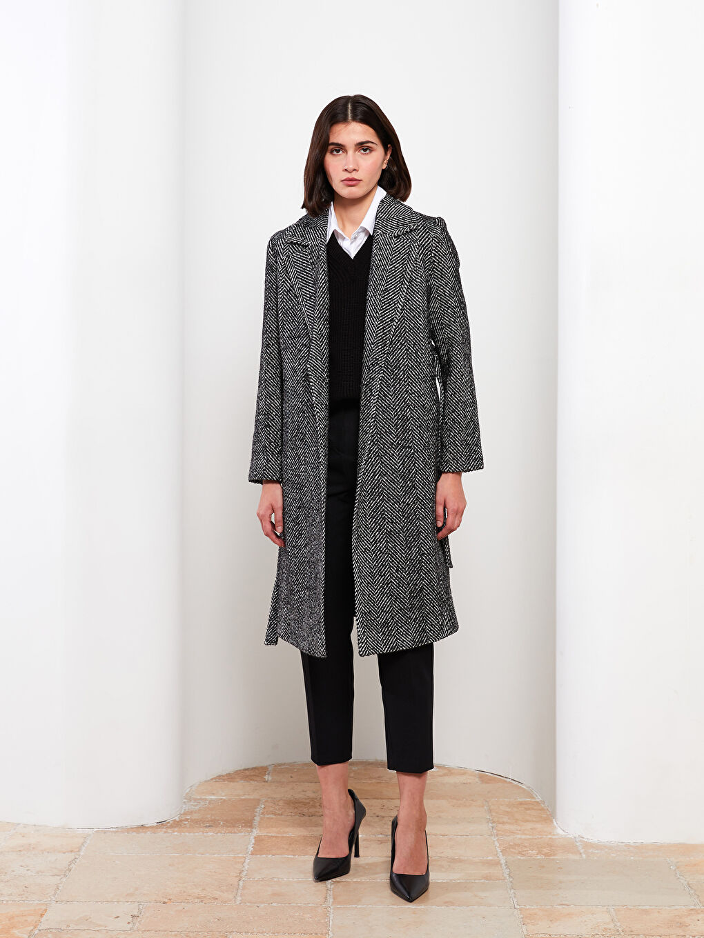 Siyah Ceket Yaka Desenli Kadın Kaşe Kaban-1