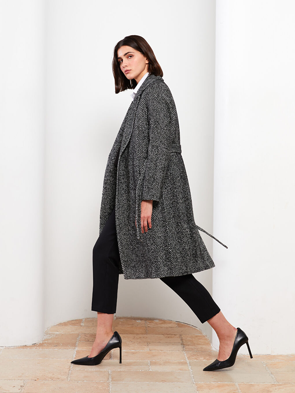 Siyah Ceket Yaka Desenli Kadın Kaşe Kaban-2