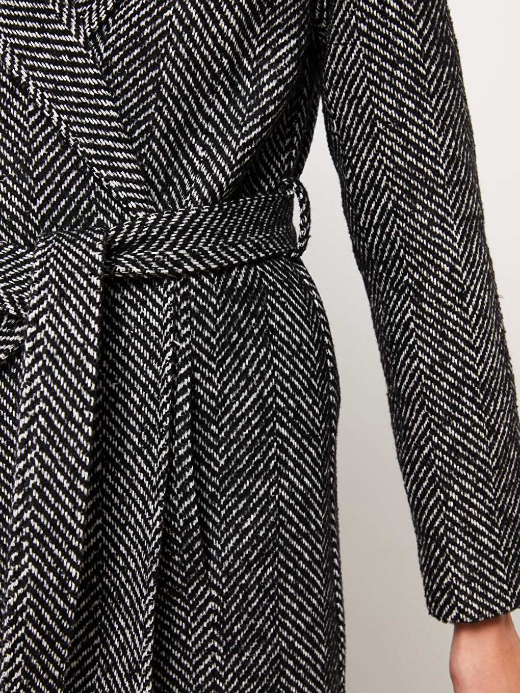 Siyah Ceket Yaka Desenli Kadın Kaşe Kaban-4