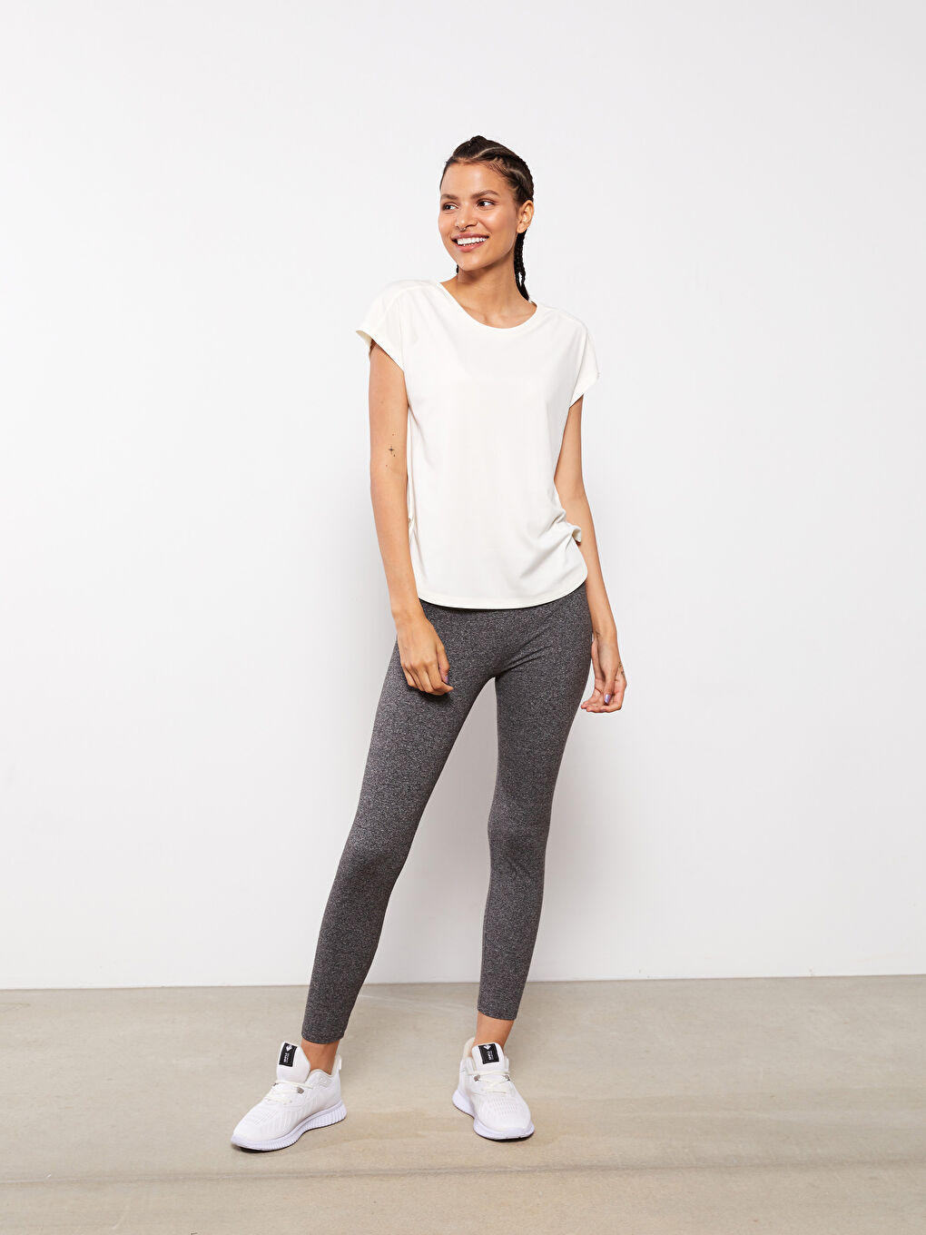 Ekru Bisiklet Yaka Baskılı Kısa Kollu Kadın Tişört-2