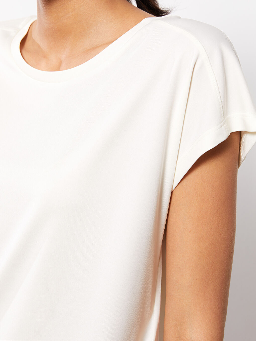 Ekru Bisiklet Yaka Baskılı Kısa Kollu Kadın Tişört-3