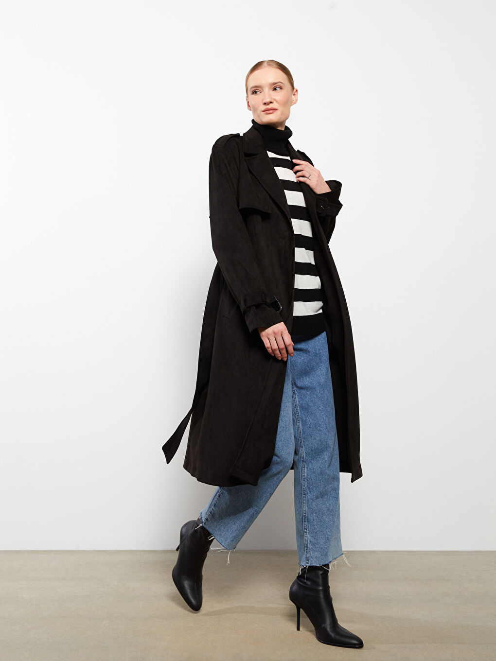 Siyah Ceket Yaka Düz Uzun Kollu Kadın Trençkot