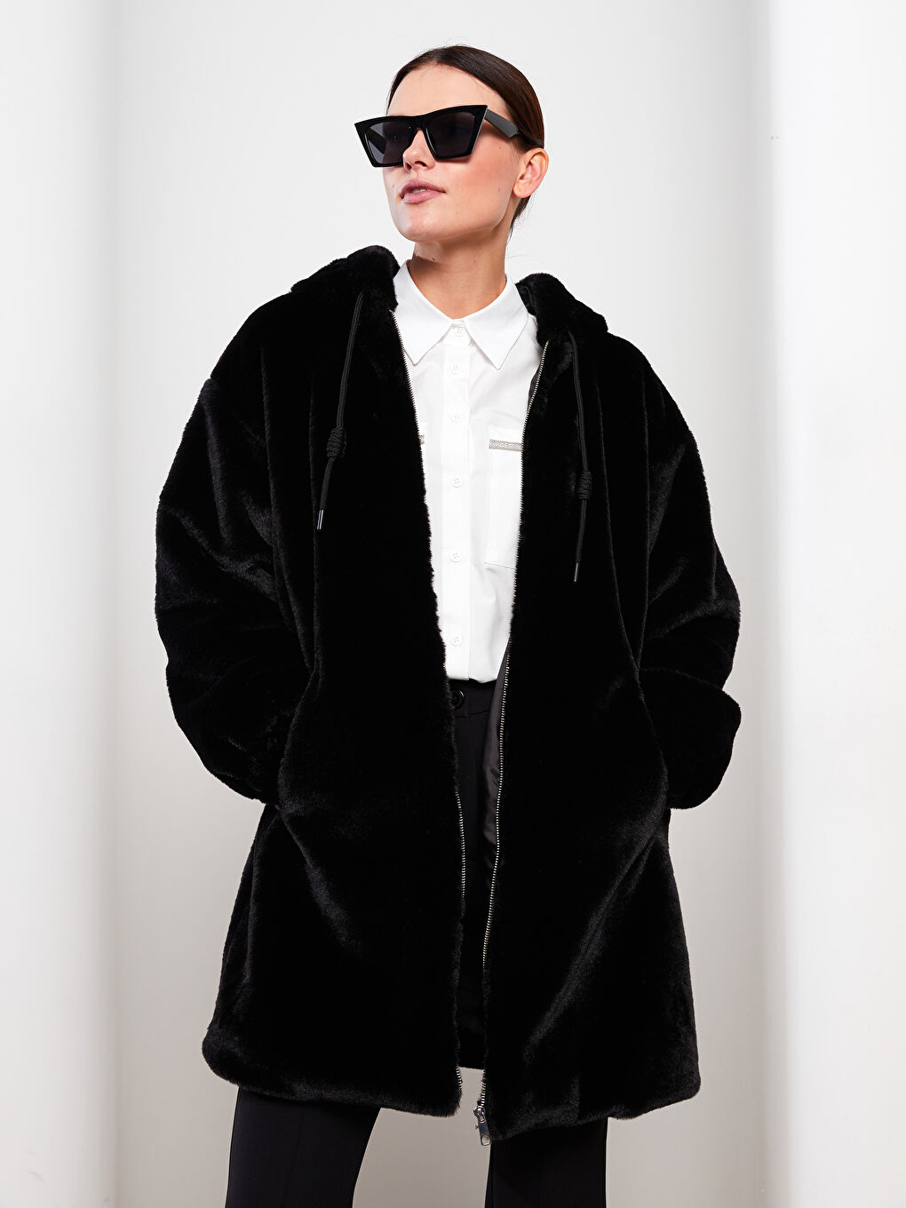 Siyah Kapüşonlu Düz Uzun Kollu Kürklü Kadın Kaban