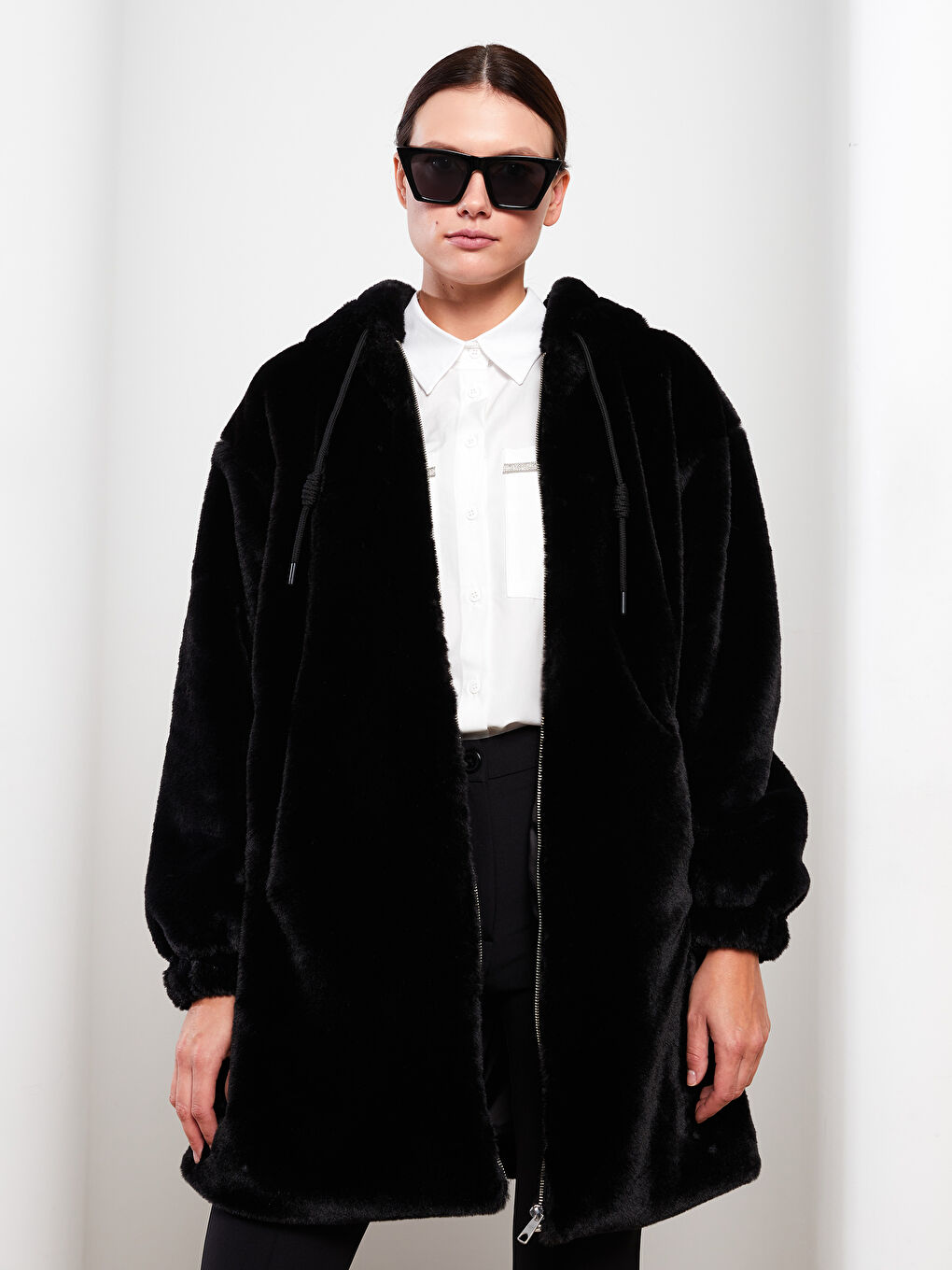 Siyah Kapüşonlu Düz Uzun Kollu Kürklü Kadın Kaban-1