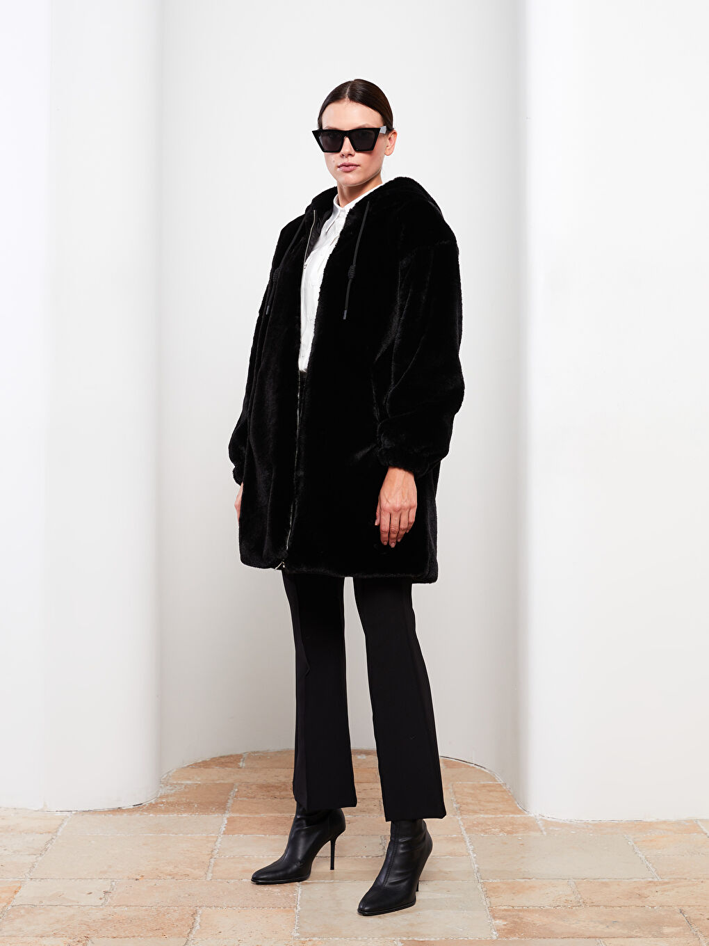 Siyah Kapüşonlu Düz Uzun Kollu Kürklü Kadın Kaban-2