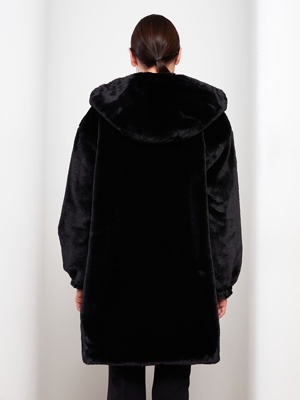 Siyah Kapüşonlu Düz Uzun Kollu Kürklü Kadın Kaban-5