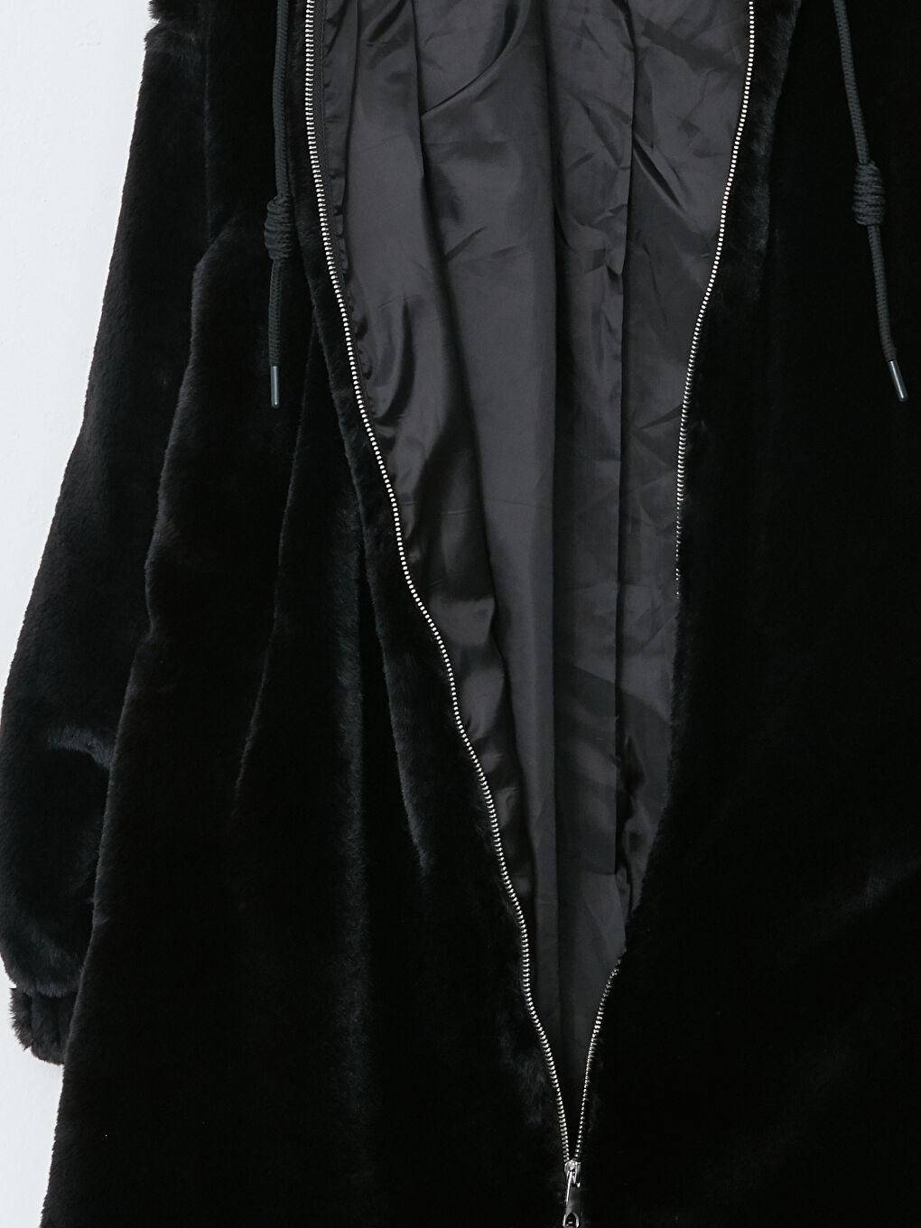 Siyah Kapüşonlu Düz Uzun Kollu Kürklü Kadın Kaban-8