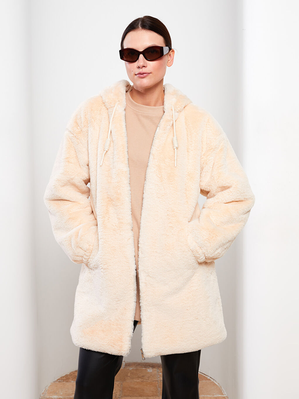 Ekru Kapüşonlu Düz Uzun Kollu Kürklü Kadın Kaban