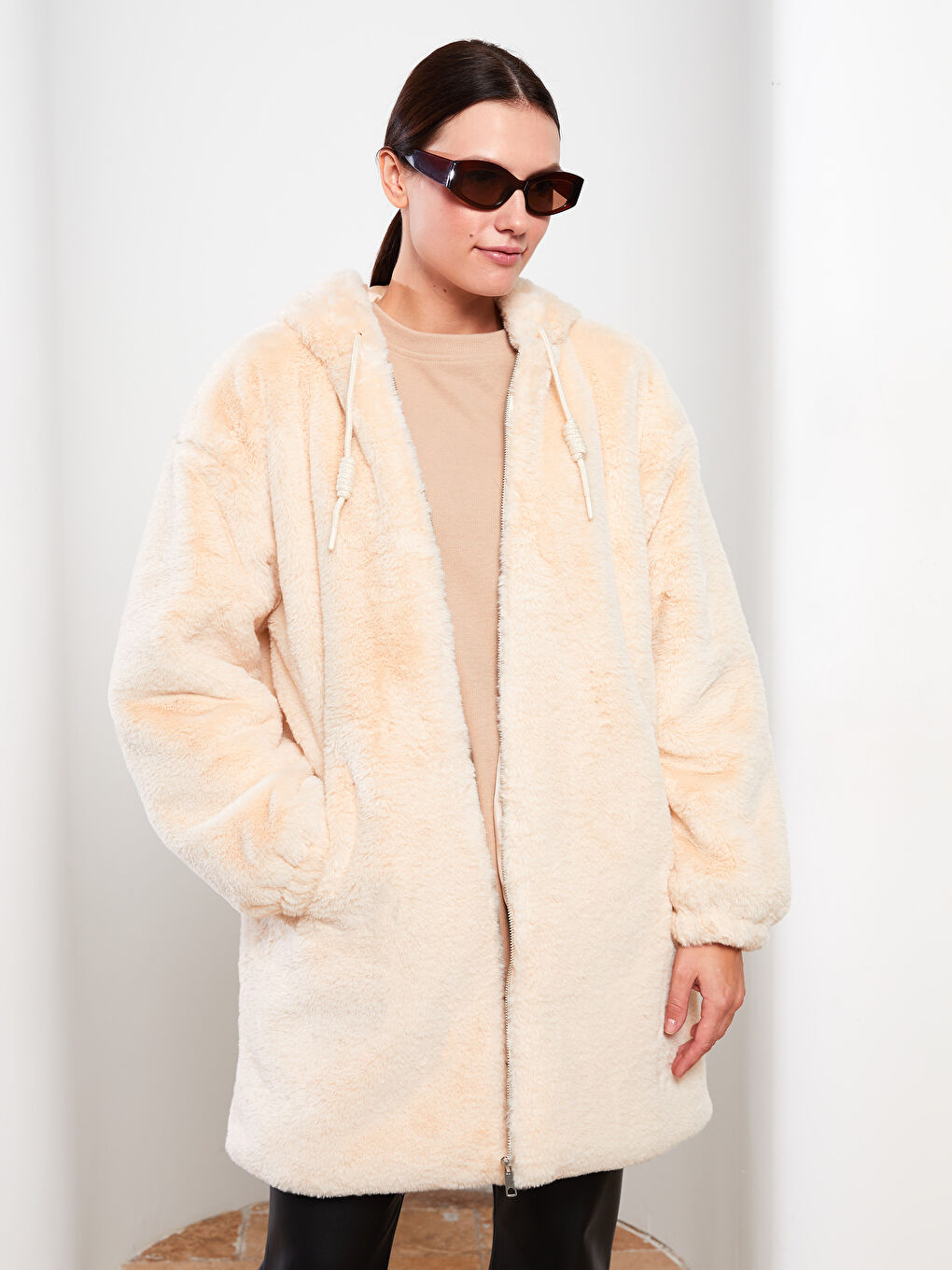 Ekru Kapüşonlu Düz Uzun Kollu Kürklü Kadın Kaban-1