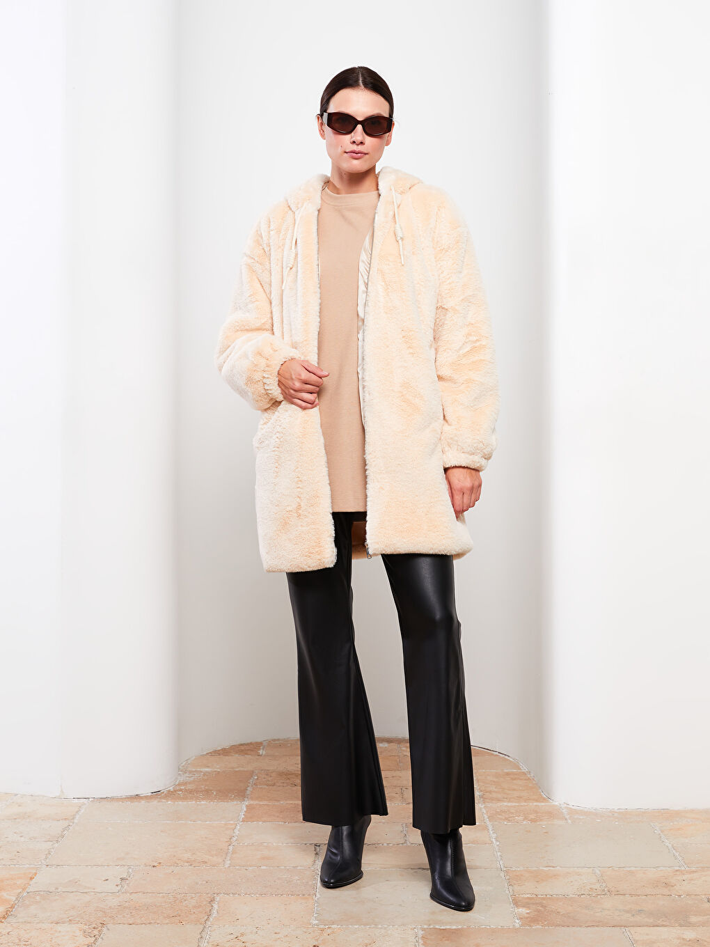 Ekru Kapüşonlu Düz Uzun Kollu Kürklü Kadın Kaban-2